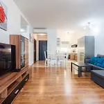 High Floor 2br Downtown With Danube View Balcony Parking Available Apartmán *