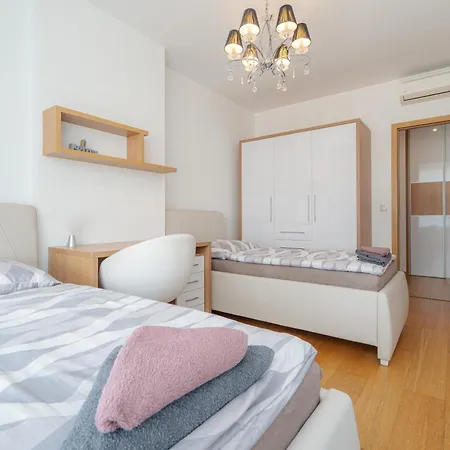 High Floor 2br Downtown With Danube View Balcony Parking Available *