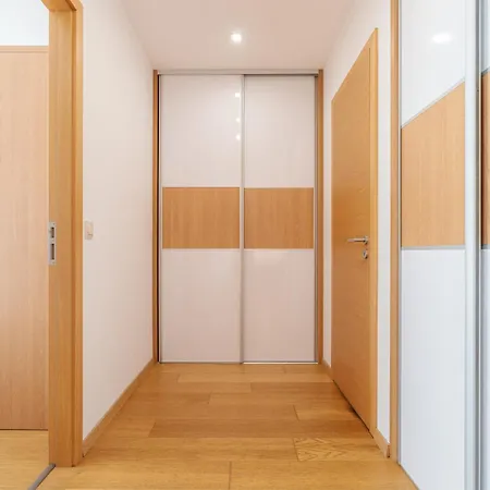 Appartamento High Floor 2br Downtown With Danube View Balcony Parking Available *