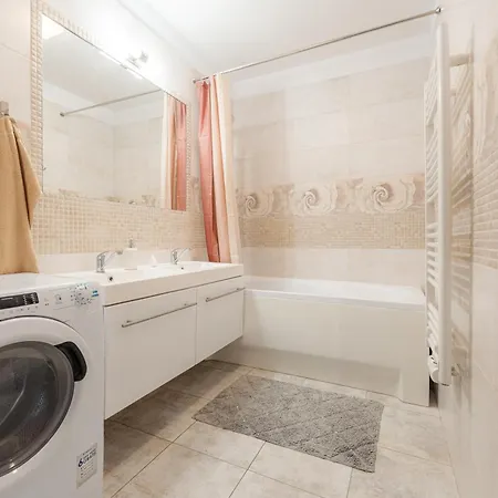 High Floor 2br Downtown With Danube View Balcony Parking Available Apartmán