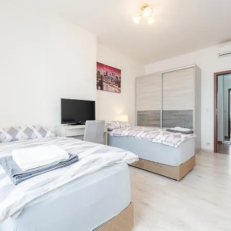 Apartmán High Floor 2br Downtown With Danube View Balcony Parking Available *