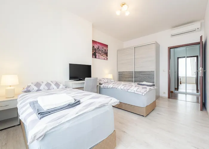 Apartmán High Floor 2br Downtown With Danube View Balcony Parking Available *