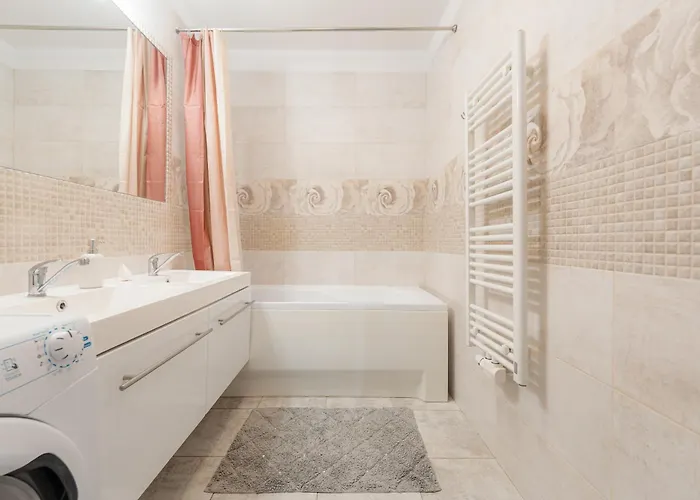 High Floor 2br Downtown With Danube View Balcony Parking Available Apartmán *