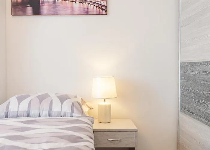 High Floor 2br Downtown With Danube View Balcony Parking Available Apartmán *